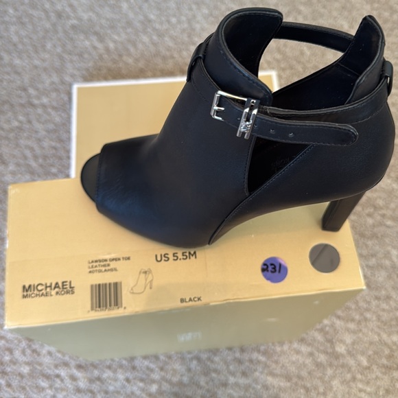 MICHAEL MICHAEL KORS- Lawson open toe Size 5.5M - Picture 2 of 3